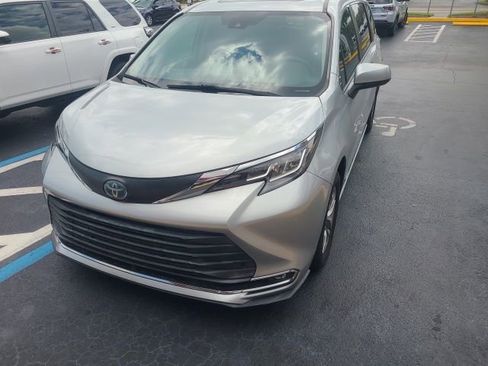 Used 2021 Toyota Sienna XLE image 6