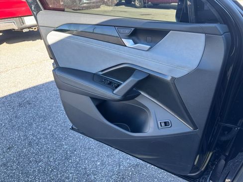 Used 2025 Volkswagen Tiguan SE R-Line image 23