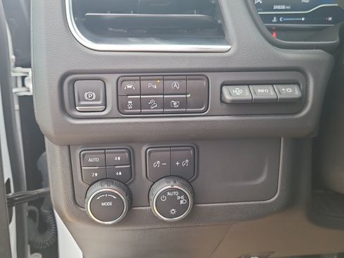Used 2024 Chevrolet Suburban Premier AWD/4WD image 15