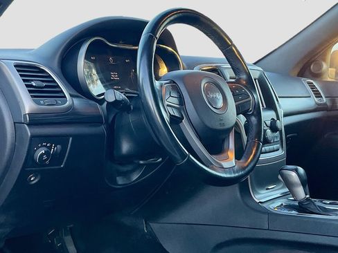 Used 2020 Jeep Grand Cherokee Laredo image 9