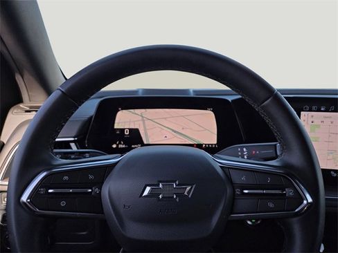 Used 2025 Chevrolet Suburban Z71 image 10