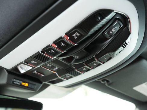 Certified 2025 Porsche Macan AWD/4WD image 36
