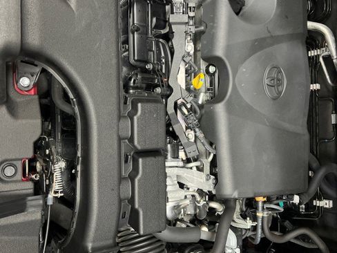 Used 2020 Toyota RAV4 LE image 7