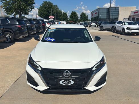 Used 2025 Nissan Altima 2.5 SV FWD image 2