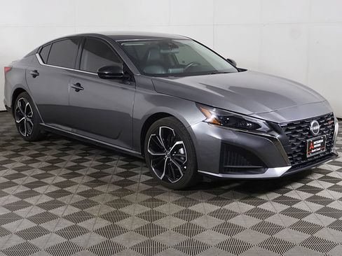 Used 2024 Nissan Altima 2.5 SR FWD image 42