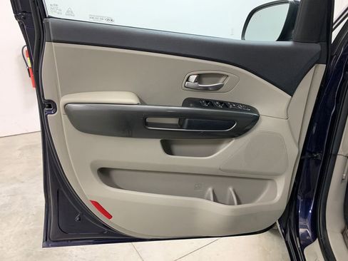 Used 2021 Kia Sedona LX image 6