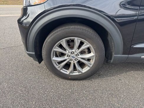 Certified 2022 Ford Explorer XLT w/ Equipment Group 202A image 4