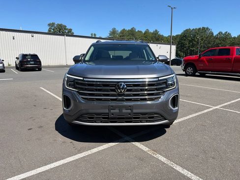 Used 2025 Volkswagen Atlas SE AWD/4WD image 3