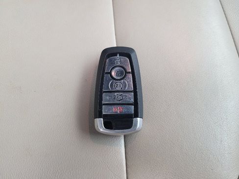 Used 2018 Ford Explorer XLT w/ Equipment Group 202A FWD image 32