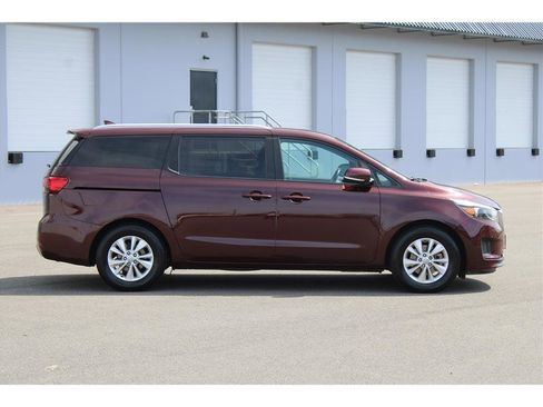 Used 2017 Kia Sedona LX w/ LX Essentials Premium Package FWD image 4