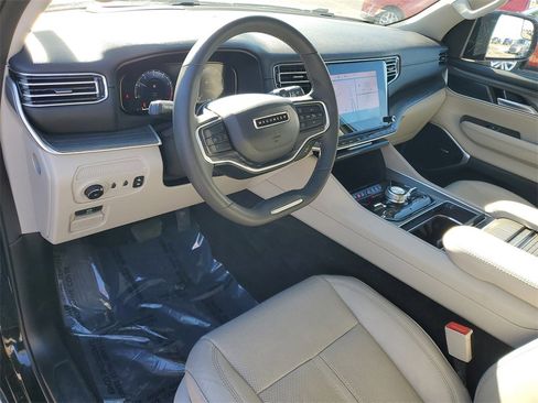 Used 2023 Jeep Wagoneer Series III w/ Preferred Equipment Group image 6