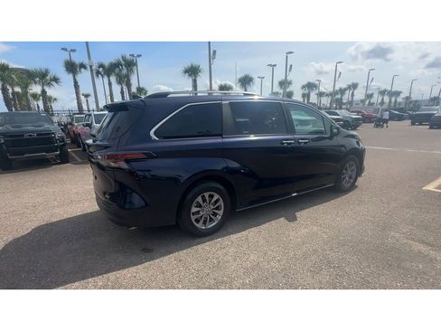 Used 2025 Toyota Sienna XLE FWD image 2