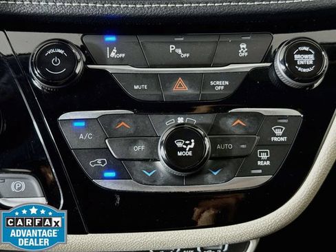 Used 2024 Chrysler Pacifica Limited FWD image 16
