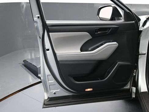 Used 2021 Toyota Highlander L image 43