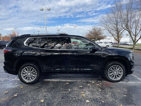 Used 2024 GMC Acadia Denali image 2