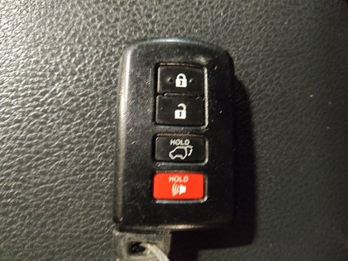 Used 2019 Toyota Highlander XLE FWD image 32