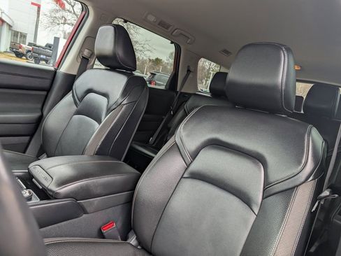 Used 2023 Nissan Pathfinder SL AWD/4WD image 18