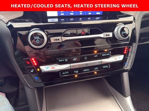 Used 2023 Ford Explorer Platinum w/ Technology Package image 4