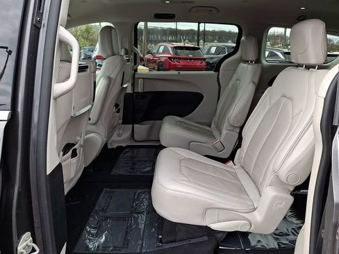 Used 2021 Chrysler Pacifica Touring-L w/ Uconnect Theater Family Group FWD image 10