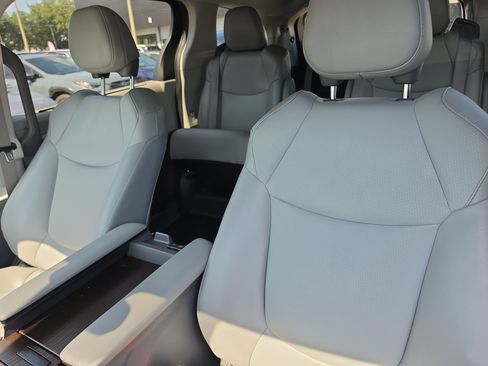 Used 2022 Toyota Sienna XLE FWD image 22