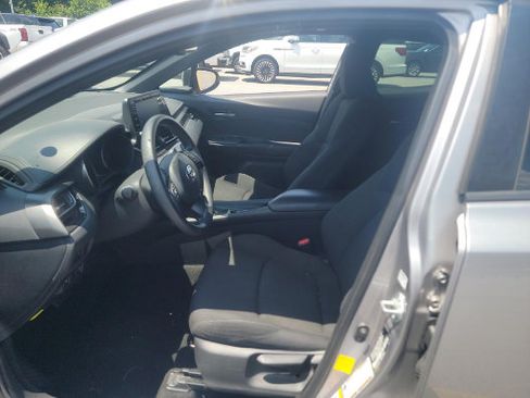 Used 2019 Toyota C-HR LE FWD image 4