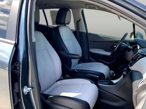Used 2022 Chevrolet Trax LT w/ LT Convenience Package AWD/4WD image 9