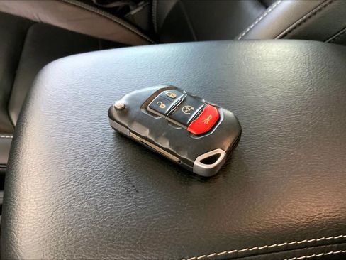 Used 2019 Jeep Wrangler Unlimited Sahara AWD/4WD image 15