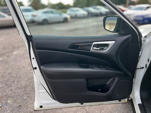 Used 2018 Nissan Pathfinder S image 19