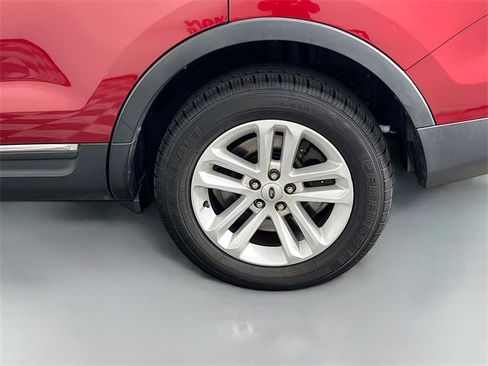 Used 2014 Ford Explorer XLT image 32