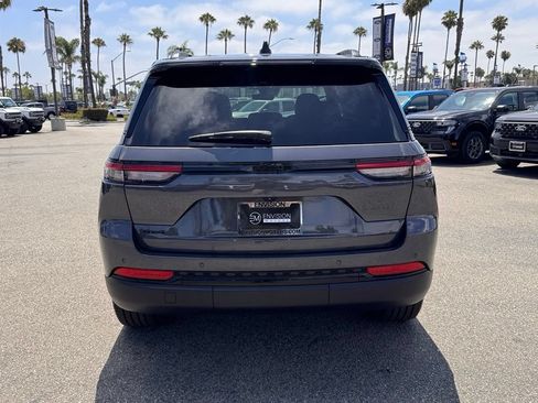 Used 2025 Jeep Grand Cherokee Altitude AWD/4WD image 11