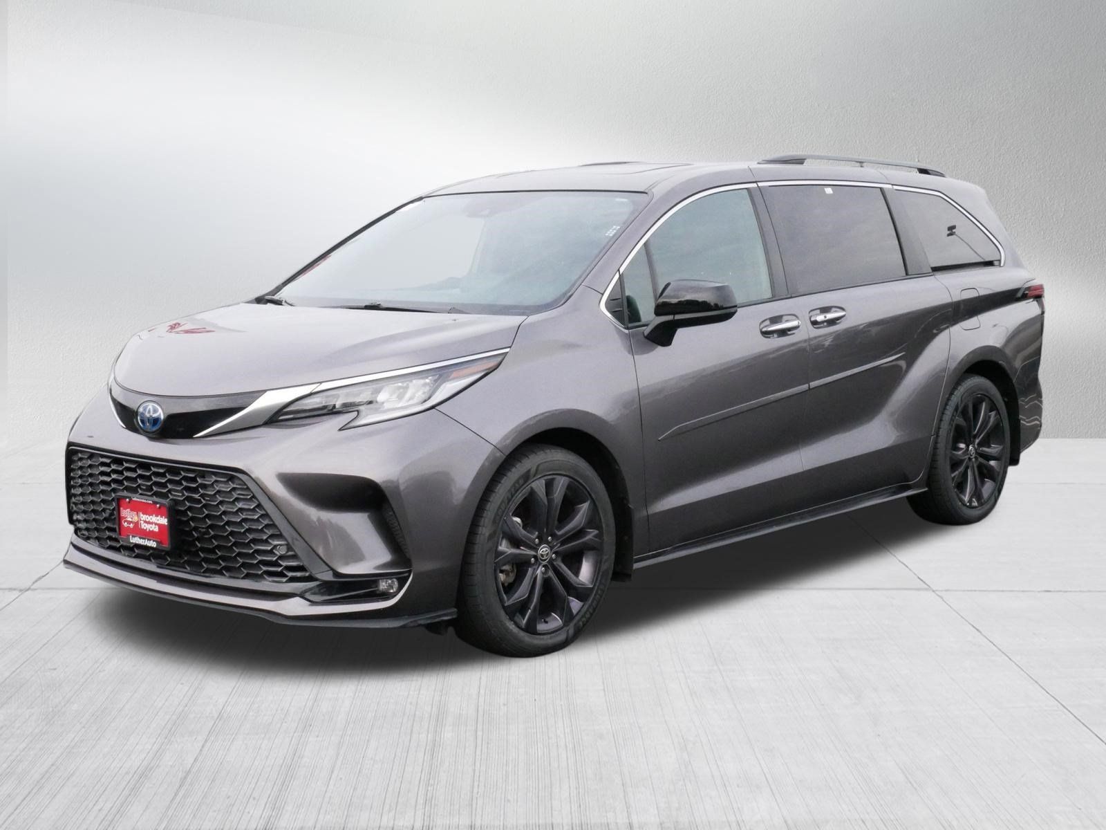 Certified 2022 Toyota Sienna XSE FWD image 3