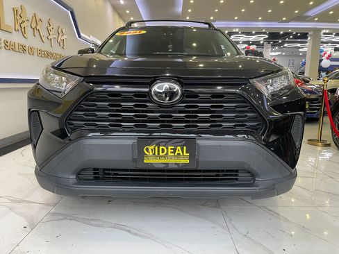 Used 2021 Toyota RAV4 LE AWD/4WD image 3