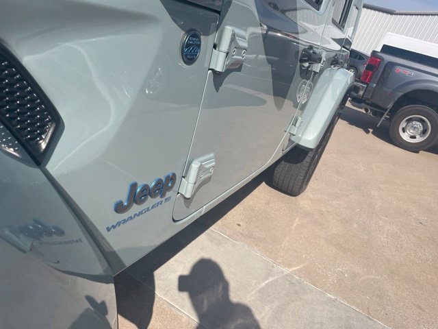 Used 2024 Jeep Wrangler Unlimited w/ Convenience Group AWD/4WD image 8