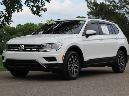 Used 2019 Volkswagen Tiguan SE w/ Panoramic Sunroof Package AWD/4WD image 3