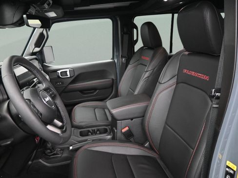 Used 2025 Jeep Wrangler Unlimited Rubicon AWD/4WD image 33