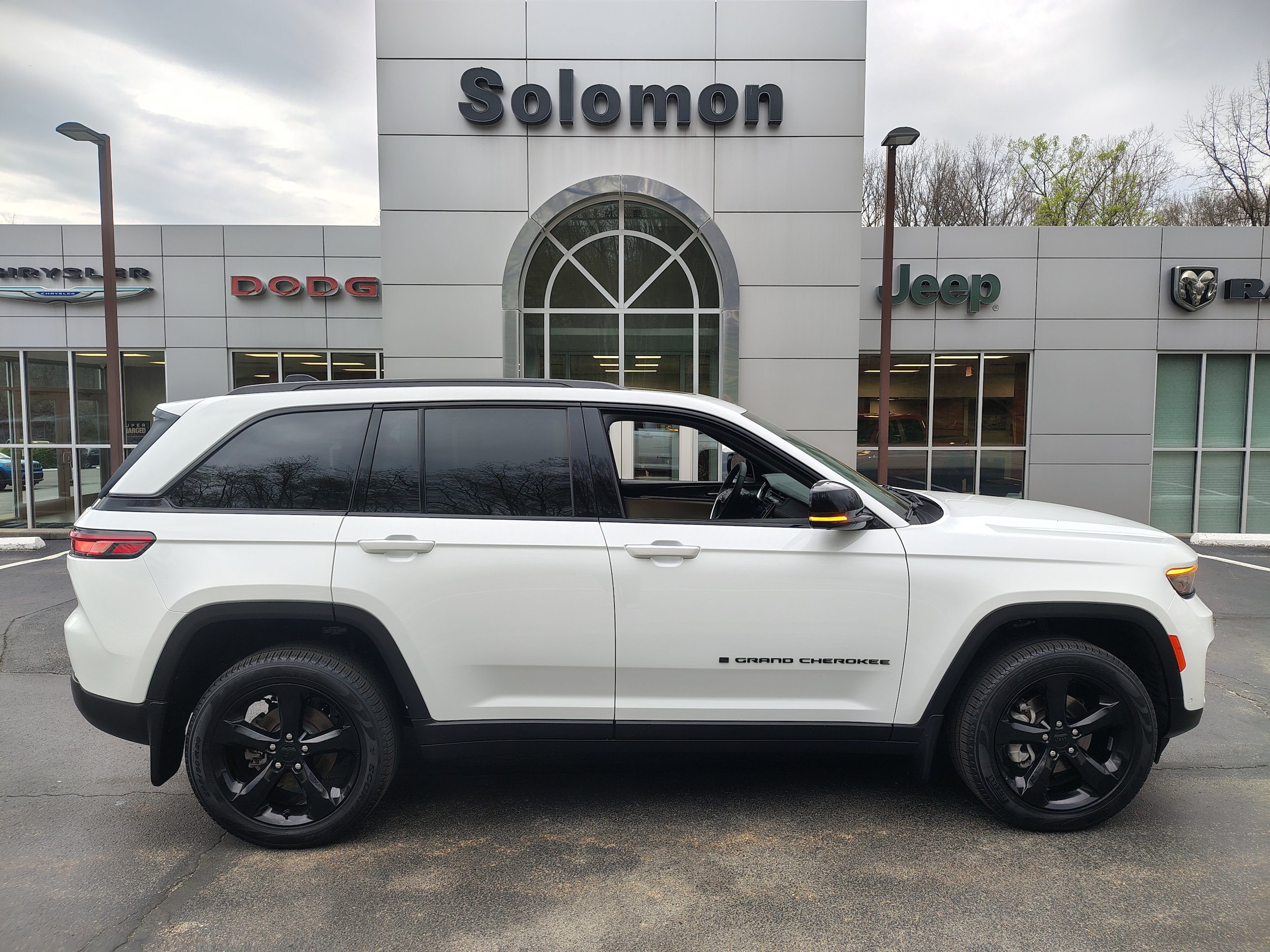 Certified 2024 Jeep Grand Cherokee Limited w/ Luxury Tech Group II AWD/4WD image 1