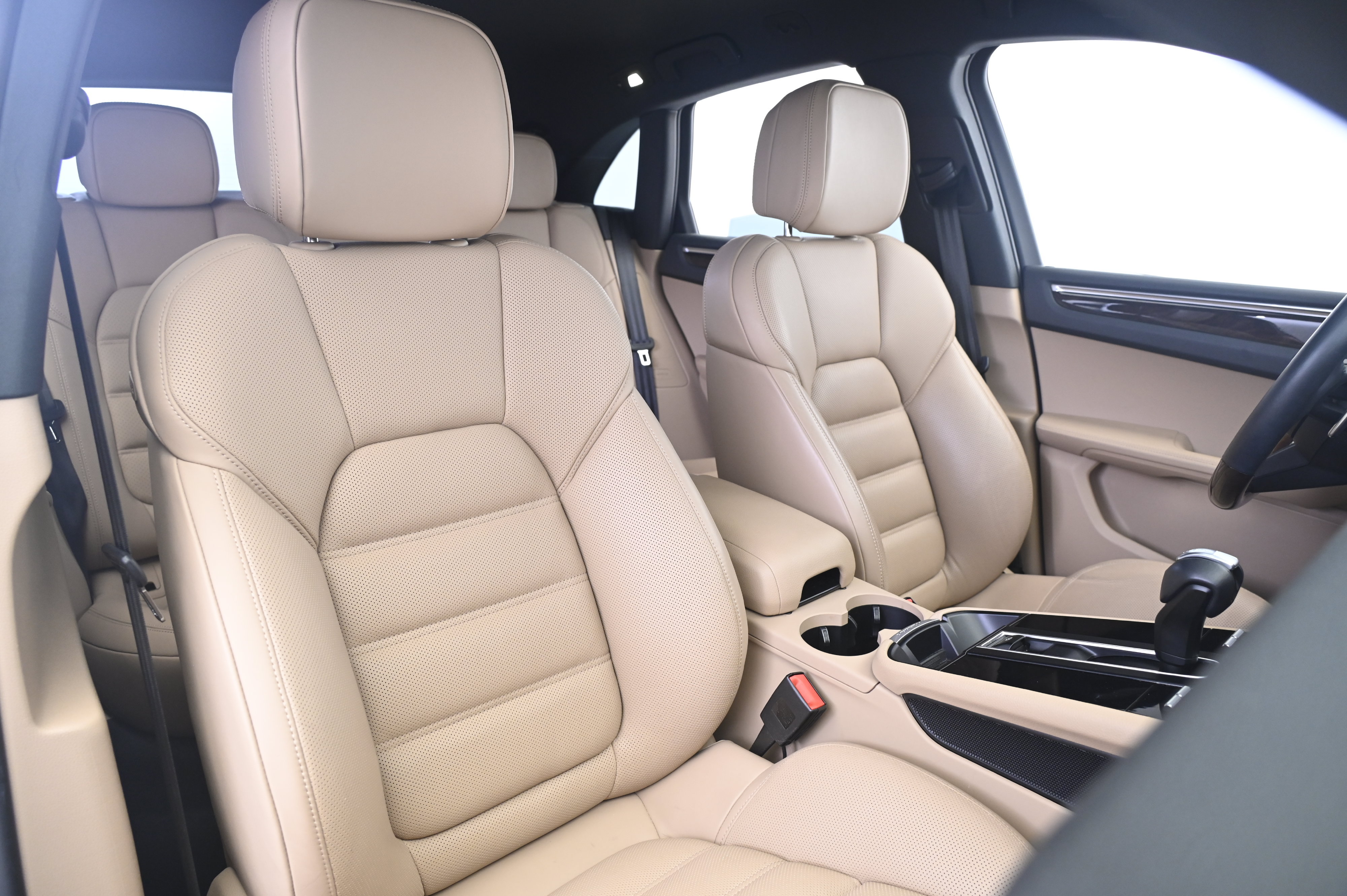 Certified 2024 Porsche Macan AWD/4WD image 24