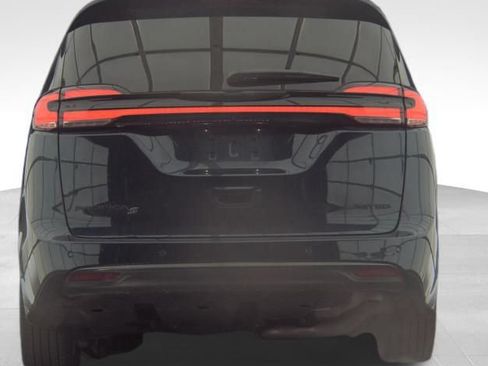 Used 2025 Chrysler Pacifica Limited FWD image 18