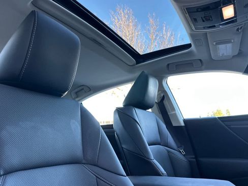 Used 2023 Lexus ES 300h w/ Premium Package image 17