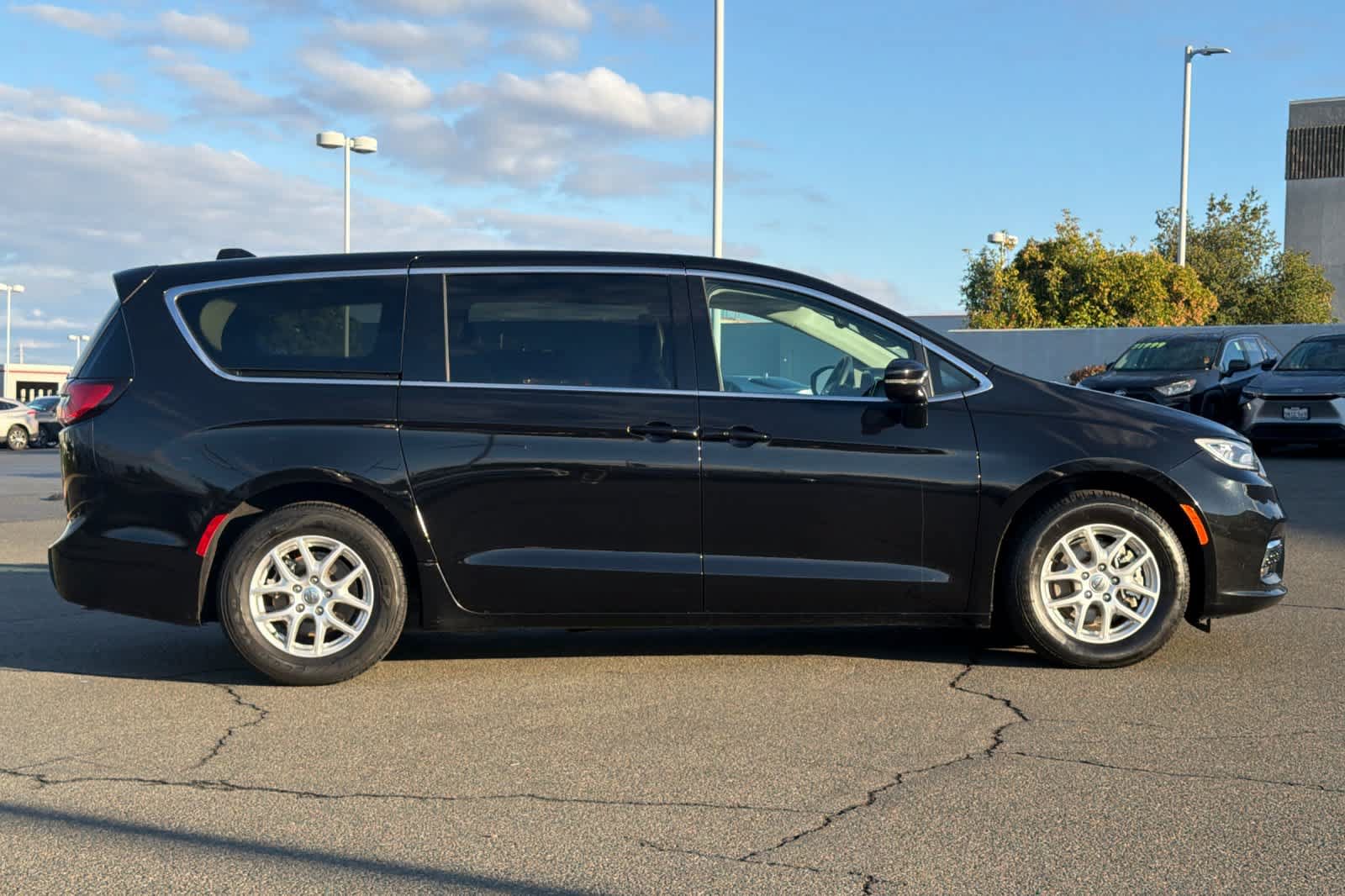 Used 2024 Chrysler Pacifica Touring-L FWD image 6