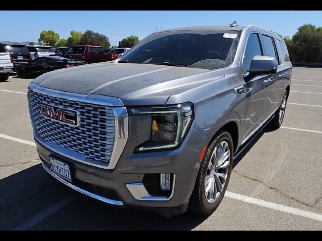 Used 2022 GMC Yukon XL Denali w/ Denali Ultimate Package AWD/4WD image 3