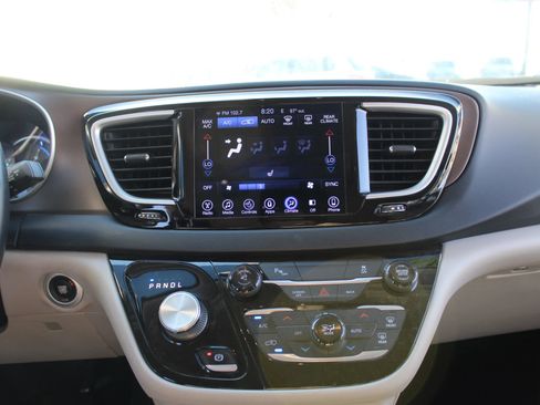 Used 2017 Chrysler Pacifica Premium image 15