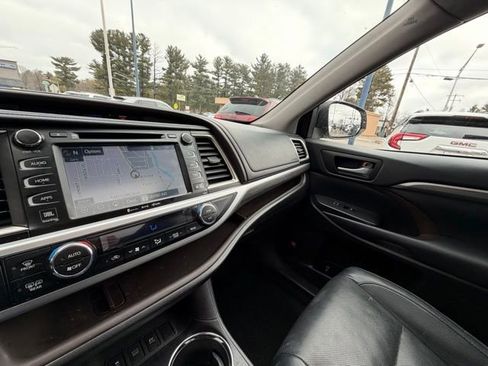 Used 2017 Toyota Highlander Limited Platinum image 28