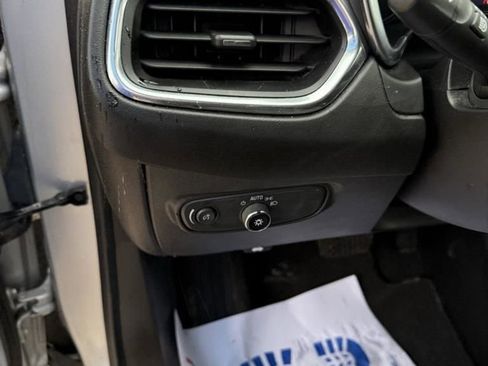 Used 2022 Chevrolet Equinox LT w/ Driver Convenience Package image 12