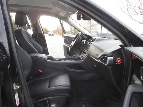 Used 2019 Jaguar F-PACE Premium image 43