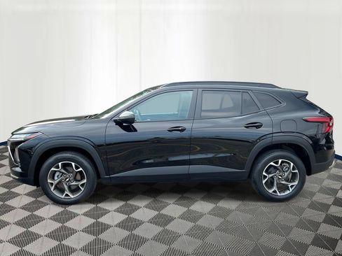 Used 2024 Chevrolet Trax LT w/ Driver Confidence Package FWD image 2