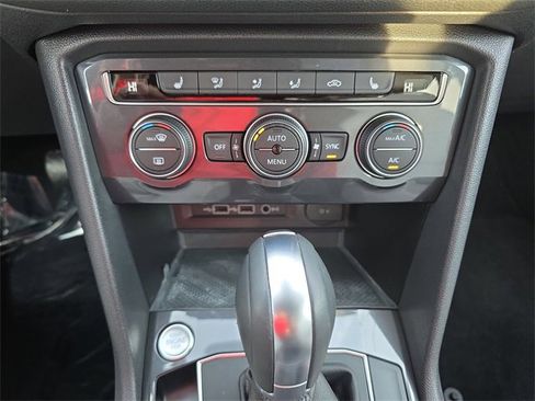 Used 2019 Volkswagen Tiguan SE w/ Panoramic Sunroof Package image 27