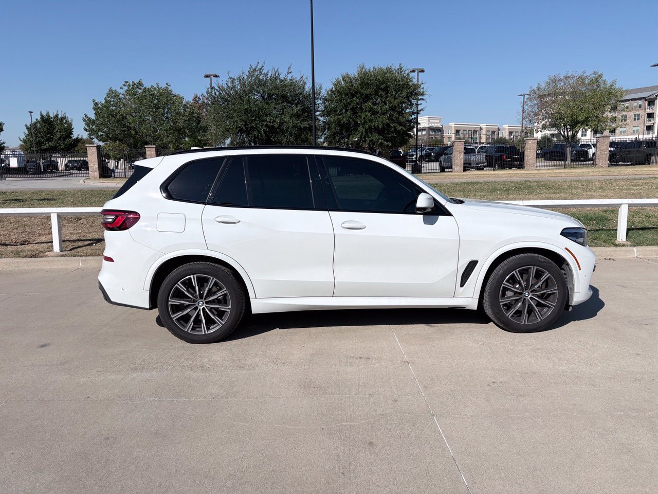 Used 2022 BMW X5 sDrive40i w/ M Sport Package RWD image 3