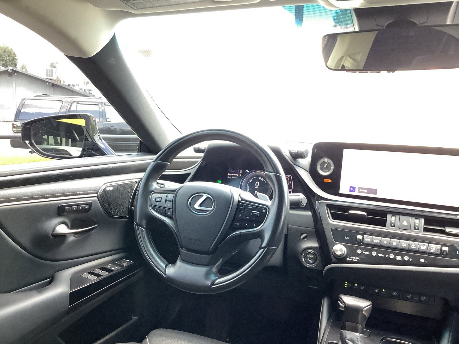 Used 2025 Lexus ES 300h w/ Luxury Package FWD image 21