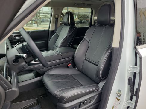 Used 2025 INFINITI QX80 Sensory AWD/4WD image 4